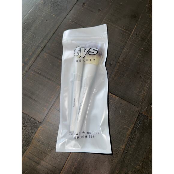 TYS Beauty Treat Yourself Brush Set NEW Full Size (00 Powder and 01 Blush) - Picture 2 of 3